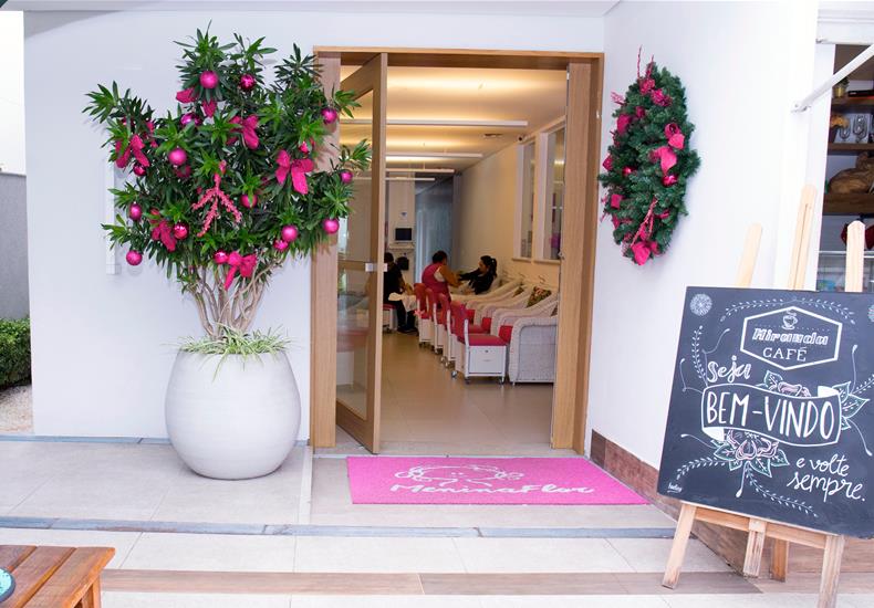 Entrada decorada do salão com lousa de boas-vindas