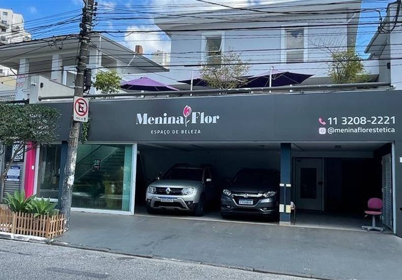 Fachada do Menina Flor Espaço de Beleza com estacionamento